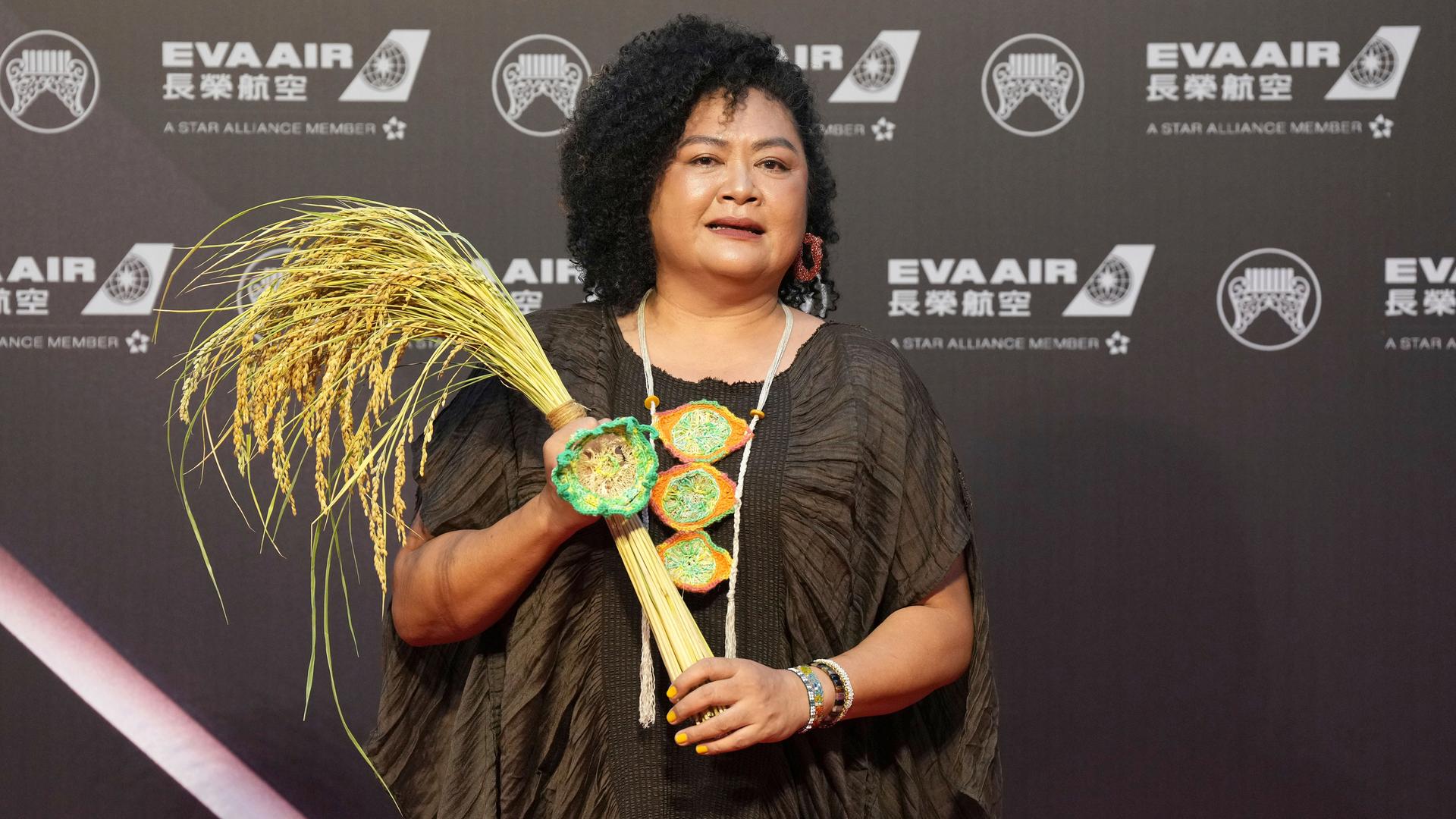 Die taiwanesische Sängerin Panai Kusui posiert für ein Foto bei ihrer Ankunft zur Verleihung der 35. Golden Melody Awards in Taipeh, Taiwan, am Samstag, den 29. Juni 2024. Die taiwanesische Sängerin Panai Kusui posiert für ein Foto bei ihrer Ankunft zur Verleihung der 35. Golden Melody Awards in Taipeh, Taiwan, am Samstag, den 29. Juni 2024.