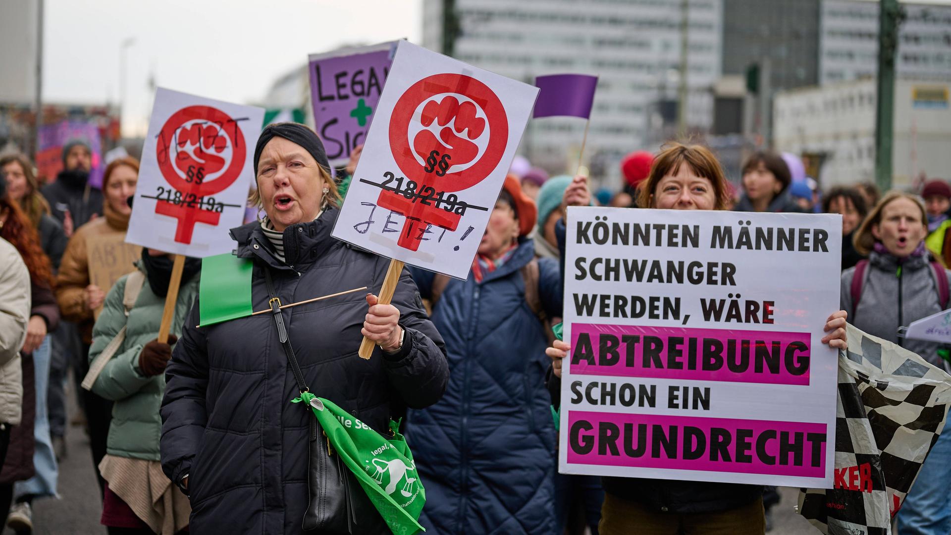 Frauen halten bei einer Kundgebung in Berlin Plakate für eine Legalisierung von Abtreibungen in die Höhe. 