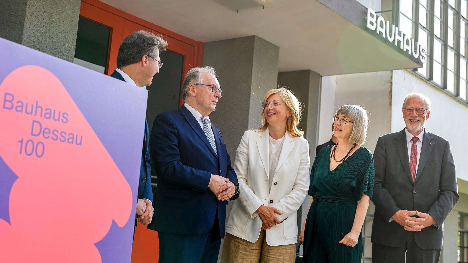 Robert Reck (l-r, parteilos), Oberbürgermeister von Dessau-Roßlau, Reiner Haseloff (CDU), Ministerpräsident von Sachsen-Anhalt, Ekaterina Sachariewa, EU-Kommissarin für Forschung, Innovation und Start-ups, Barbara Steiner, Bauhausdirektorin, und Rainer Robra (CDU), Chef der Staatskanzlei und Minister für Kultur, stehen vor dem Bauhaus. 