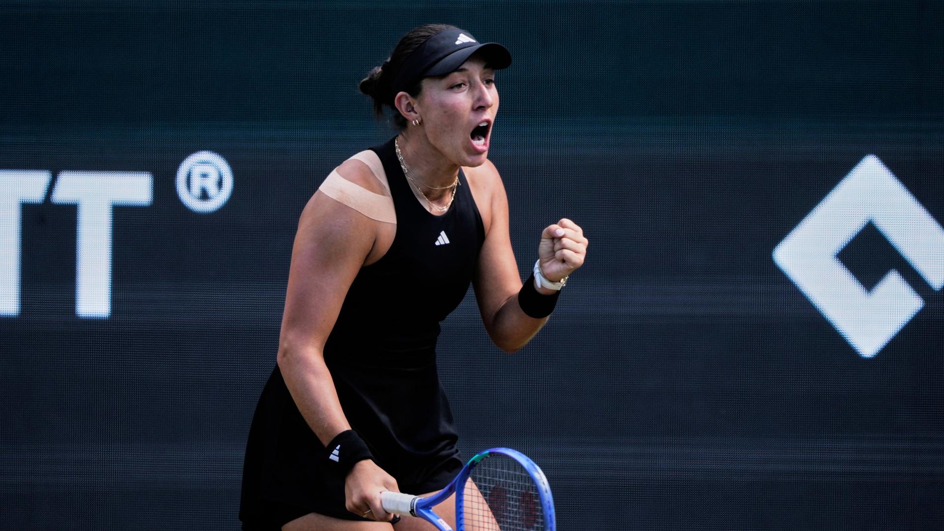 US-Tennisspielerin Jessica Pegula steht auf dem Platz und ballt die linke Faust.