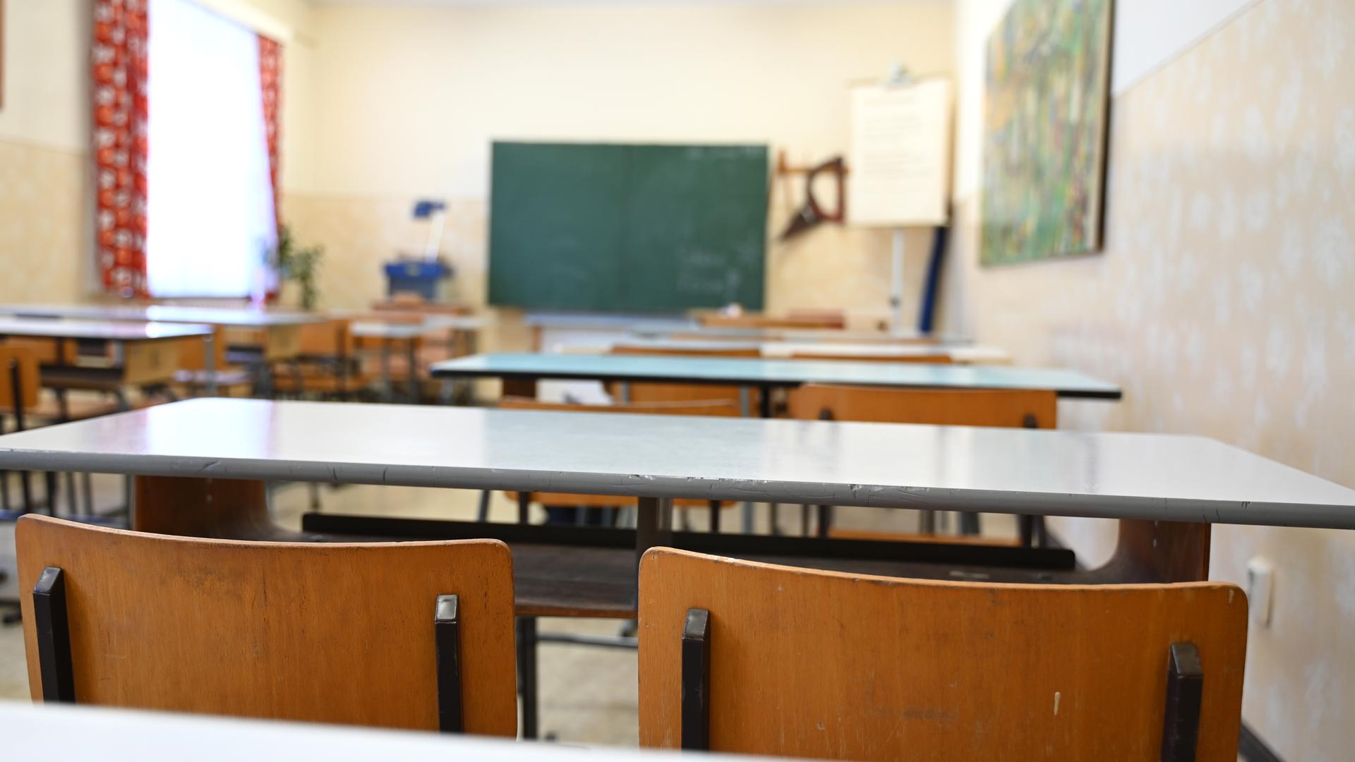 Blick in ein leeres Klassenzimmer.