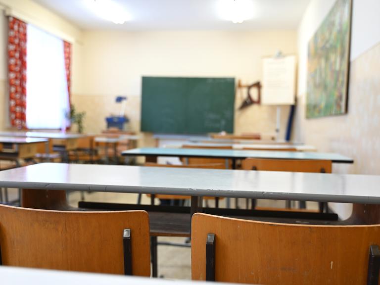 Blick in ein leeres Klassenzimmer. Blick in ein leeres Klassenzimmer.