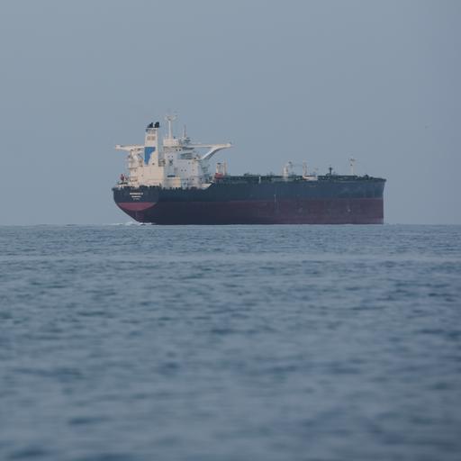 Auf dem Bild sind zwei große Tanker auf ruhigem Meer in der Straße von Hormus zu sehen. Der Himmel ist klar, das Wasser wirkt still. 