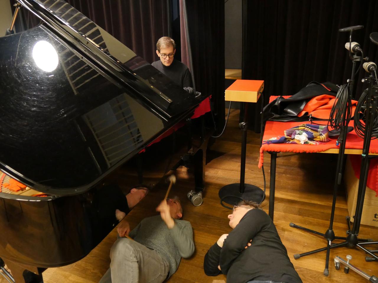 Nikolas Neuser am Piano, Michael Emanuel Bauer (unterm Piano) und Hannes Strobl bei den Aufnahmen für das Hörspiel "Die Könige spielen die anderen"