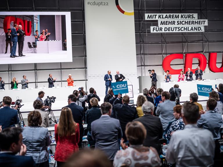 Blick auf die Bühne des CDU-Bundesparteitags in Hannover. Auf der Bühne stehen Bernd Althusmann, Spitzenkandidat der Union in Niedersachsen, und der Parteivorsitzende Friedrich Merz.