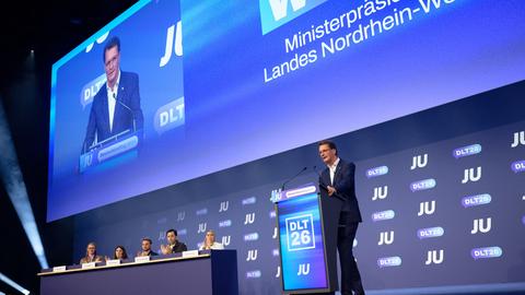 Der Ministerpräsident von Nordrhein-Westfalen, Hendrik Wüst, steht beim Deutschlandtag der Jungen Union auf der Bühne und spricht.