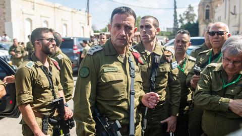 Israels Militärchef Halevi steht in Uniform und mit einem Gewehr bewaffnet zwischen Soldaten.