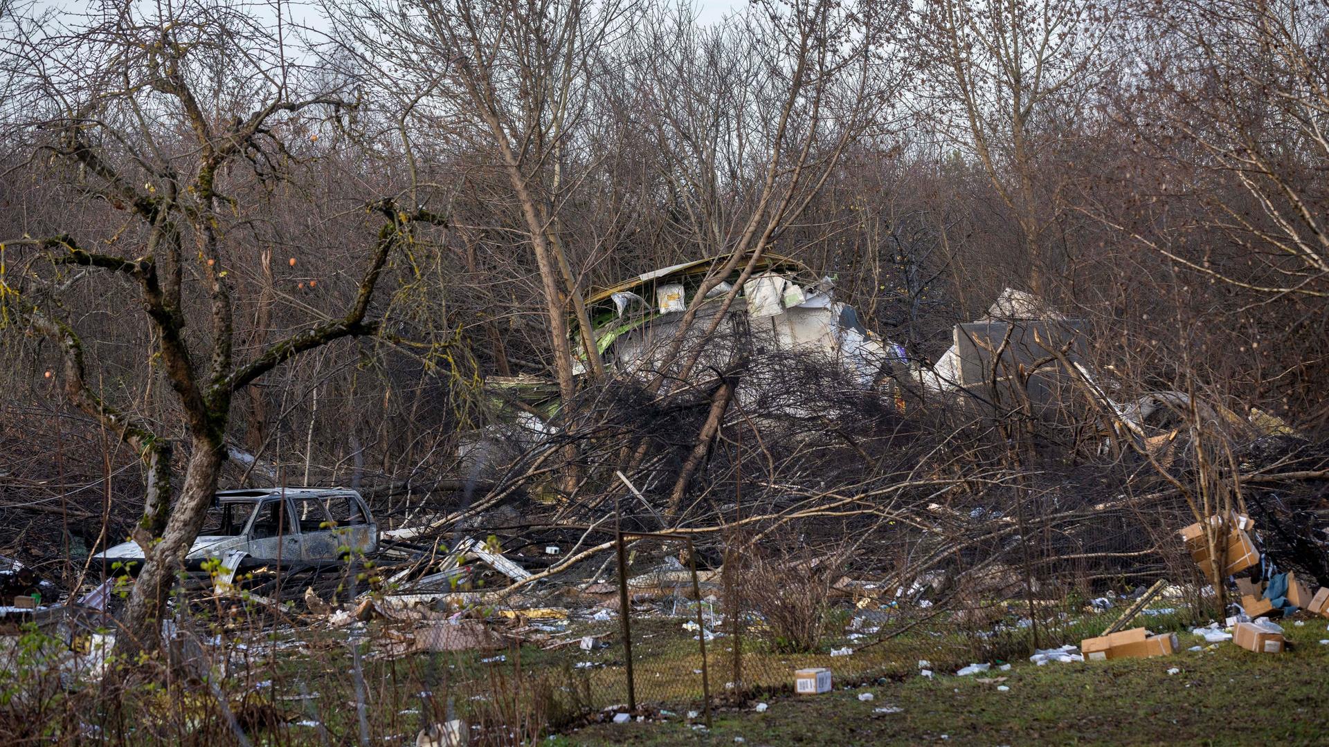 Die Trümmer von dem abgestürzten Fracht-Flugzeug liegen in einem Wald-Stück.