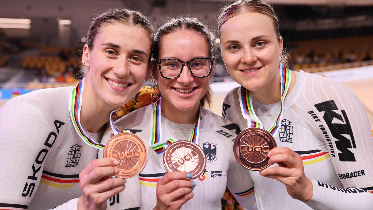 Podium im Teamsprint der Frauen – Lea Sophie Friedrich, Pauline Sophie Grabosch und Clara Schneider nehmen die Bronzemedaille entgegen
