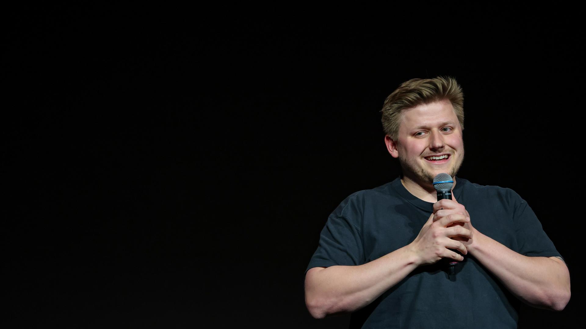 Sebastian Hotz, bekannt unter dem Pseudonym El Hotzo, Satiriker und Autor, spielt beim Auftakt seiner "Sidekick"-Tour auf der Bühne sein Programm.