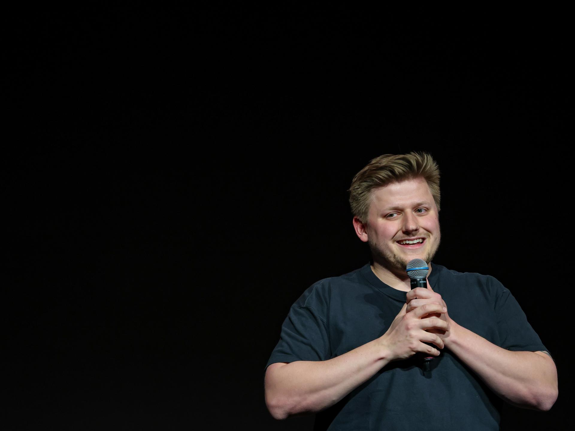 Sebastian Hotz, bekannt unter dem Pseudonym El Hotzo, Satiriker und Autor, spielt beim Auftakt seiner "Sidekick"-Tour auf der Bühne sein Programm.