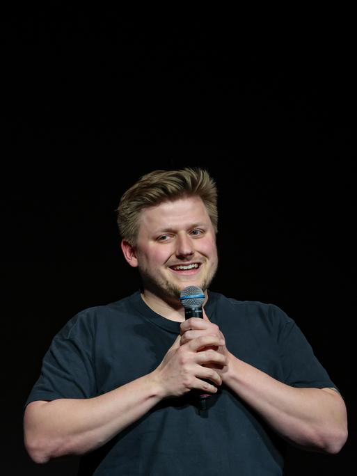 Sebastian Hotz, bekannt unter dem Pseudonym El Hotzo, Satiriker und Autor, spielt beim Auftakt seiner "Sidekick"-Tour auf der Bühne sein Programm.