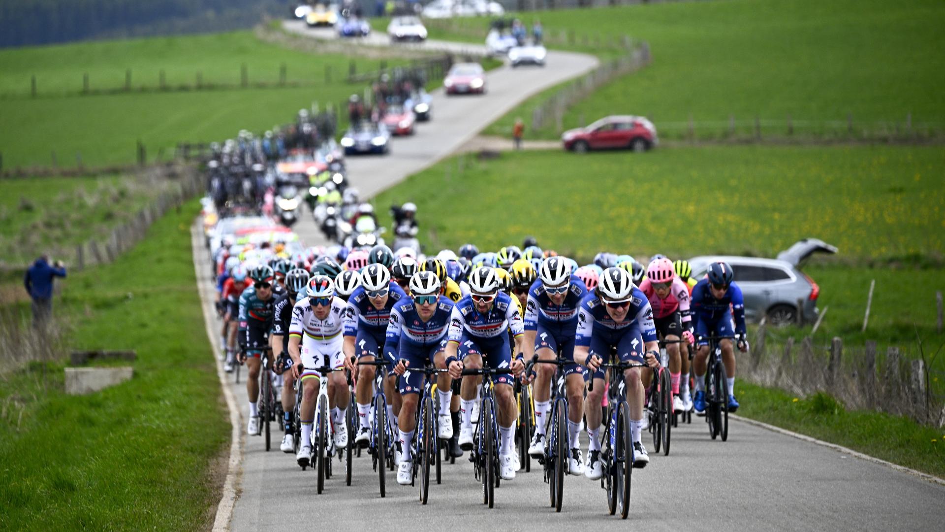 Die Fahrer vom Team Soudal Quick-Step um Remco Evenepoel aus Belgien in Aktion