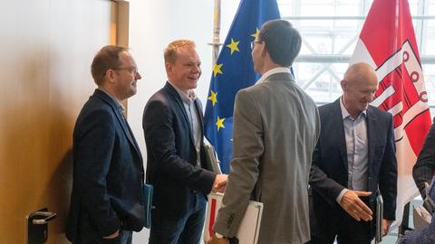 Landeshauptmann Markus Wallner (ÖVP/3.v.l.) und FPÖ-Landesparteichef Christof Bitschi (FPÖ/2.v.l) bei Beginn der Sondierungsgespräche zwischen ÖVP und FPÖ in Vorarlberg Landeshauptmann Markus Wallner (ÖVP/3.v.l.) und FPÖ-Landesparteichef Christof Bitschi (FPÖ/2.v.l) bei Beginn der Sondierungsgespräche zwischen ÖVP und FPÖ in Vorarlberg