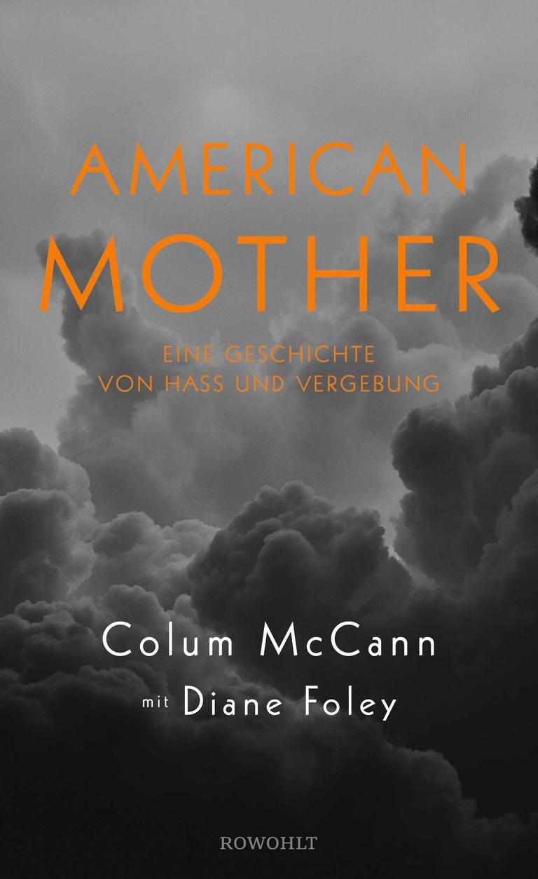 Das Buchcover zeigt den Titel "American Mother" vor einem dramatischen Wolkenhintergrund.