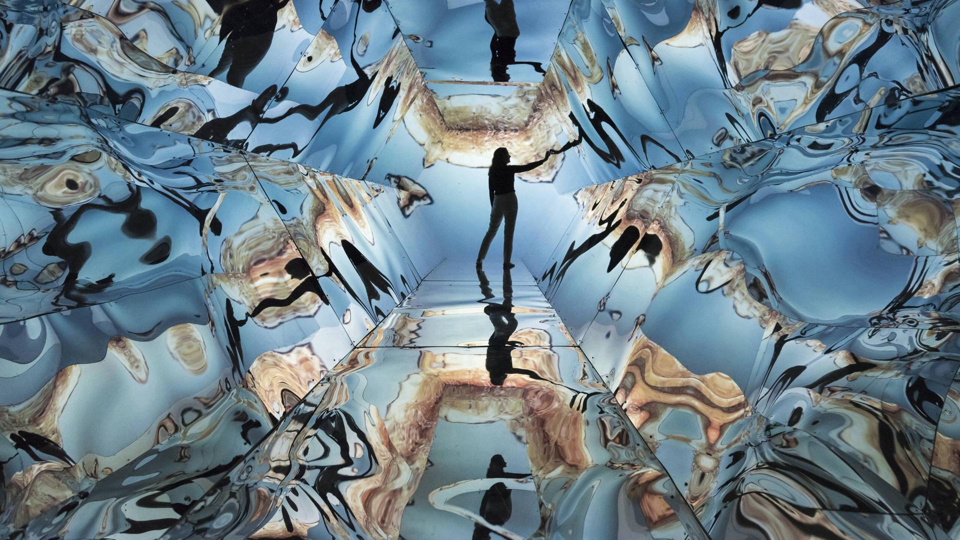 Die Künstlerin Laura Buckley posiert in ihrer Kunstinstallation Fata Morgana, die an ein Kaleidoskop erinnert.
