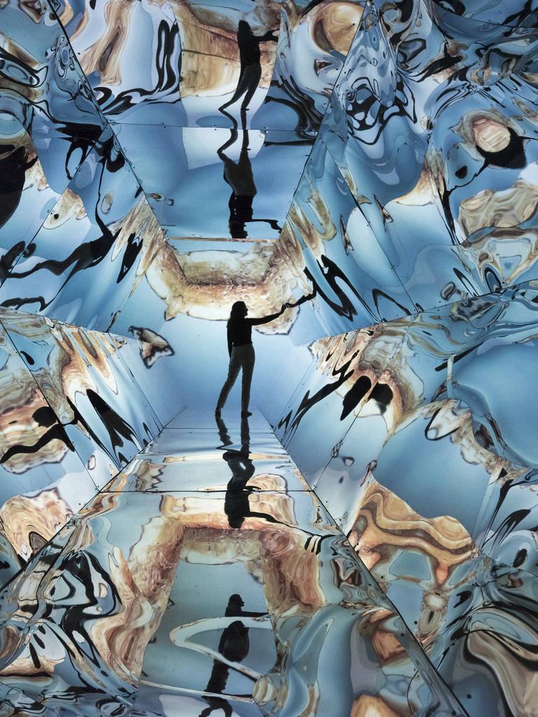 Die Künstlerin Laura Buckley posiert in ihrer Kunstinstallation Fata Morgana, die an ein Kaleidoskop erinnert.