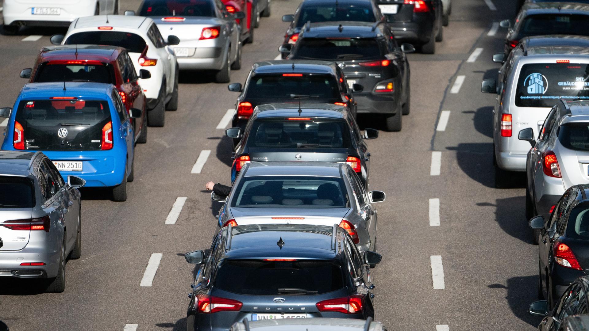 Autos stehen in der Stuttgarter Innenstadt im Stau.