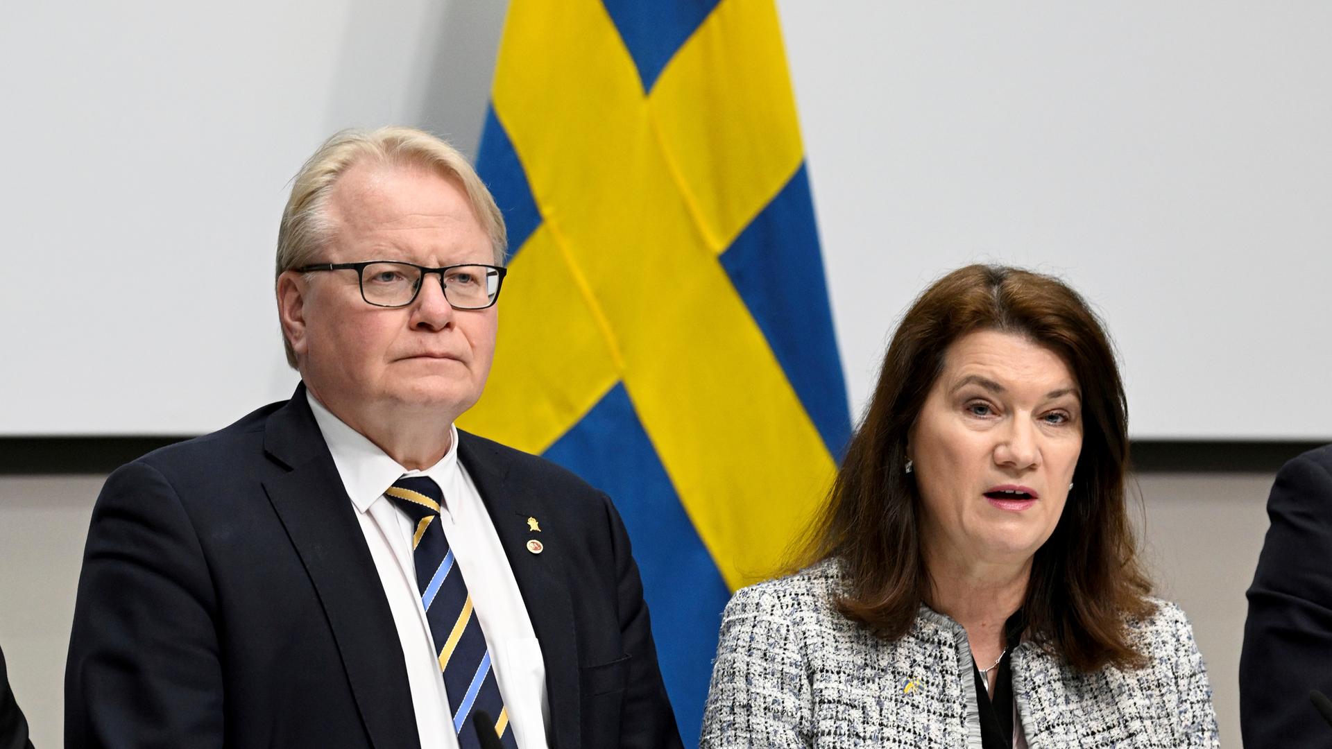 Der schwedische Verteidigungsminister Peter Hultqvist und Außenministerin Ann Linde legen auf einer Pressekonferenz eine sicherheitspolitische Analyse zu einem möglichen NATO-Beitritt vor