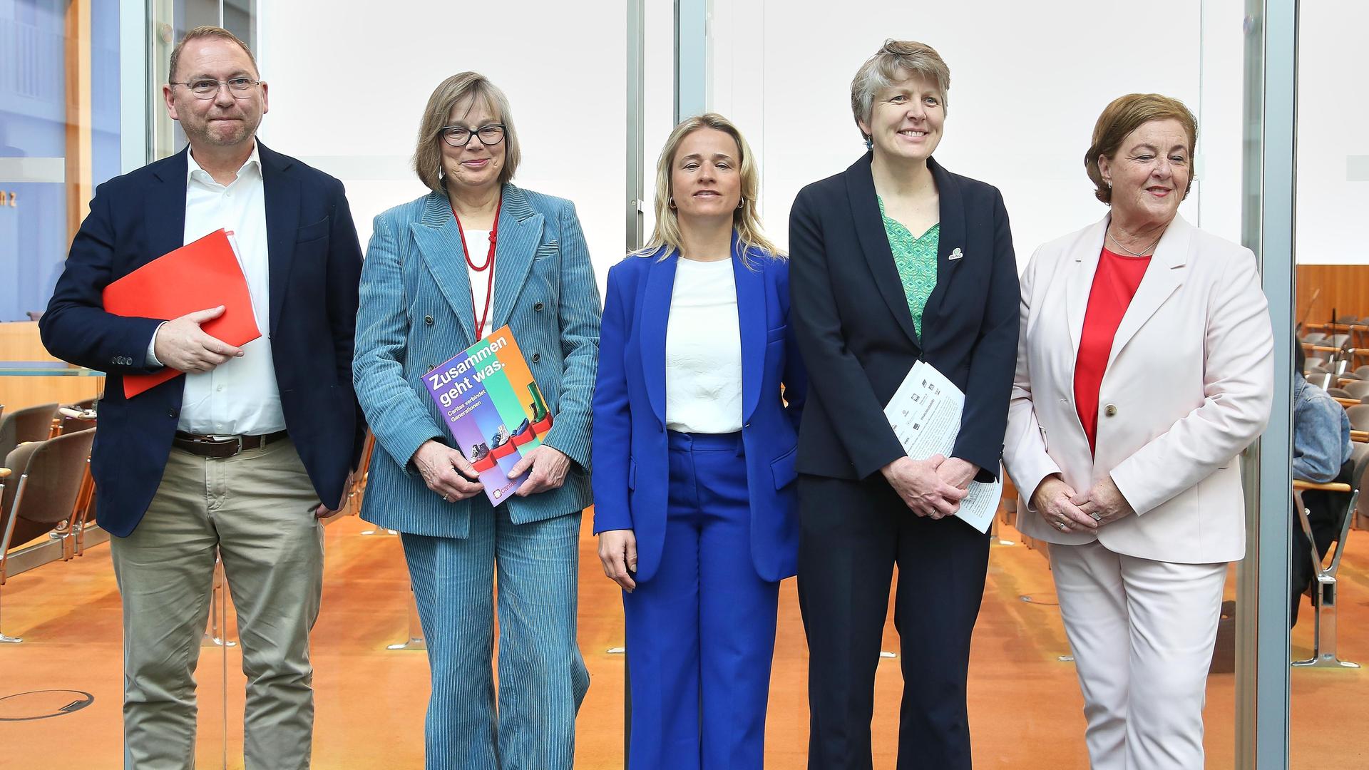 Bundespressekonferenz: 20 Millionen Stimmen für einen gerechten Sozialstaat. Mehrere Personen stehen nebeneinander.