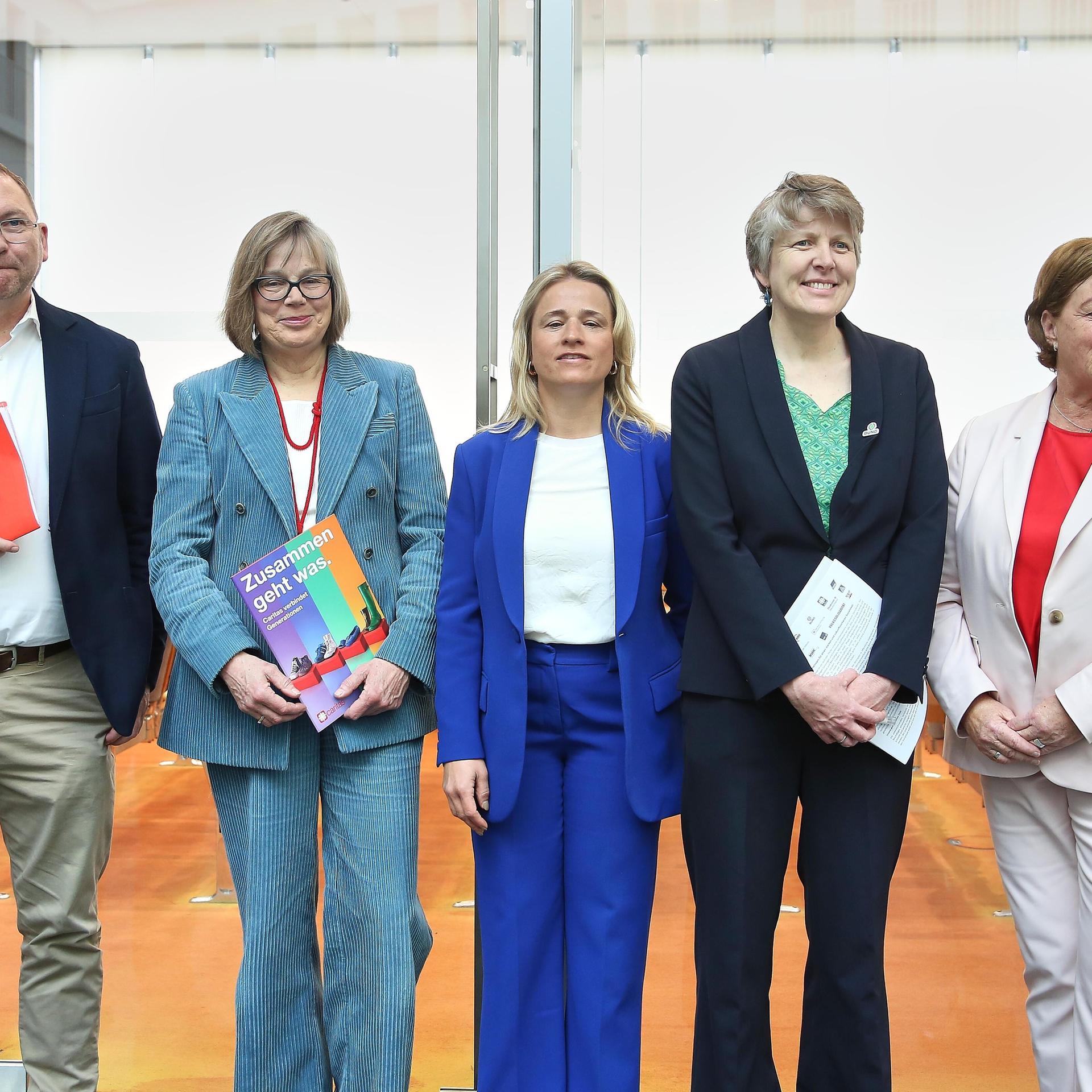 Bundespressekonferenz: 20 Millionen Stimmen für einen gerechten Sozialstaat. Mehrere Personen stehen nebeneinander.
