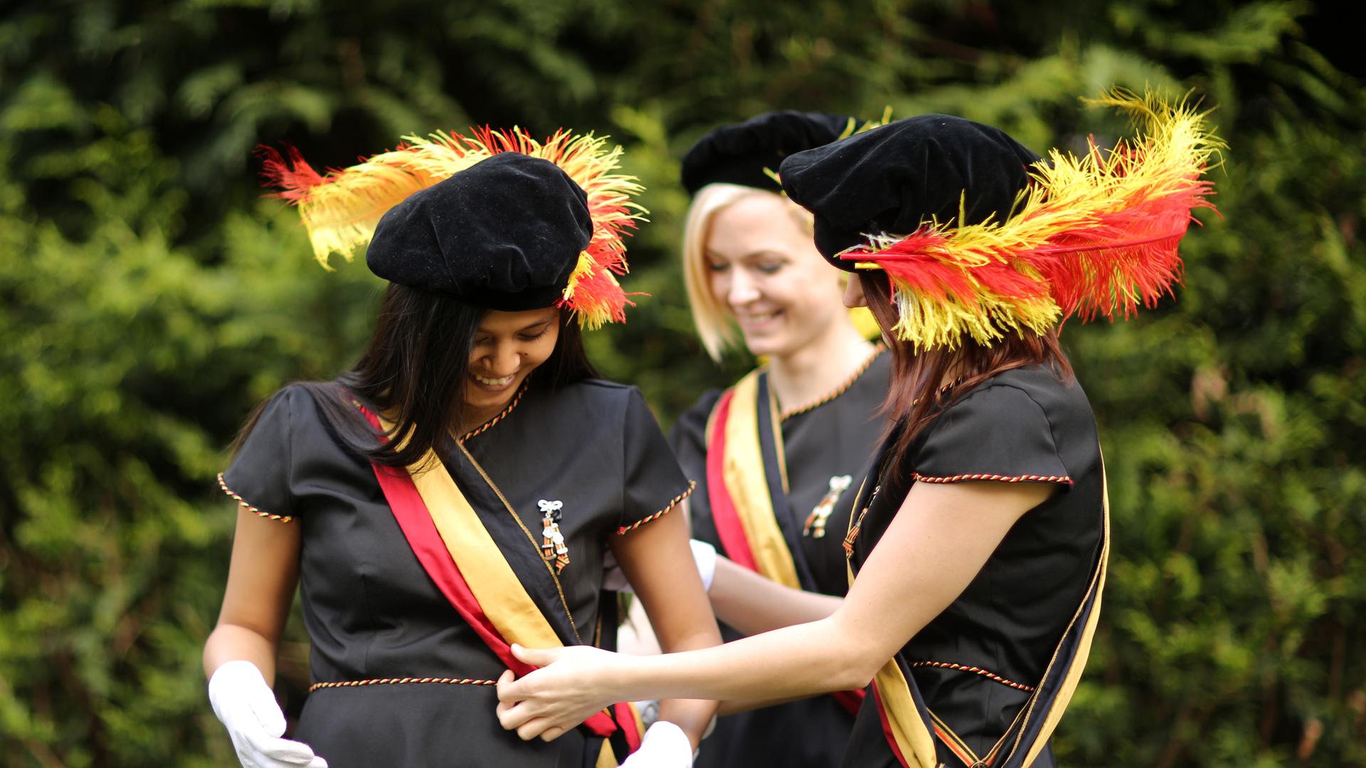 Die Mitglieder der weiblichen Verbindung "Akademischer Verein (AV) Normannia zu Mainz" (l-r) Aimee Moll, Johanna Bogenreuther und Regina Busch kleiden sich mit Abzeichen ihrer Verbindung im Garten ihrer Verbindung in Mainz. 