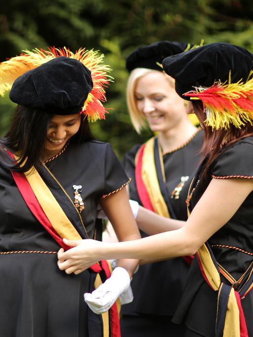 Die Mitglieder der weiblichen Verbindung "Akademischer Verein (AV) Normannia zu Mainz" (l-r) Aimee Moll, Johanna Bogenreuther und Regina Busch kleiden sich mit Abzeichen ihrer Verbindung im Garten ihrer Verbindung in Mainz. 