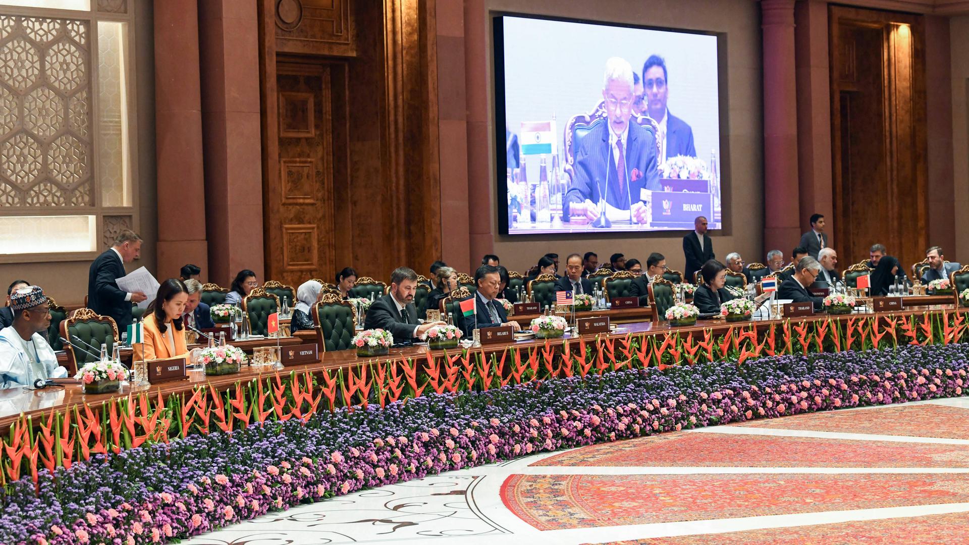 Die Außenminister der Brics-Staaten sitzen an einem langen Konferenztisch. Die Außenminister der Brics-Staaten sitzen an einem langen Konferenztisch.