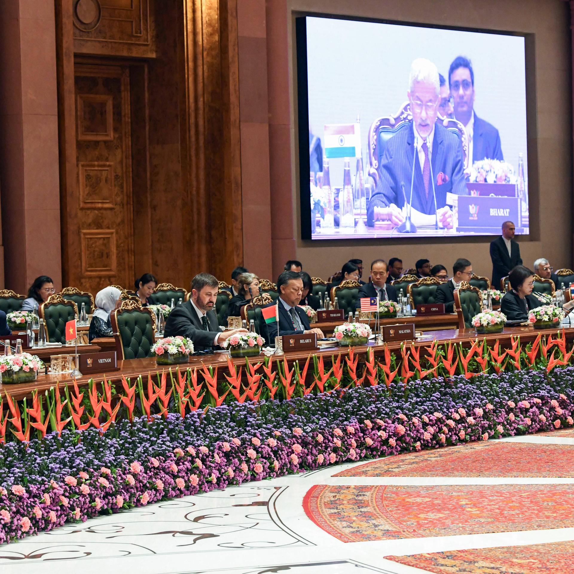 Die Außenminister der Brics-Staaten sitzen an einem langen Konferenztisch.