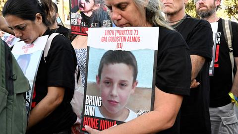 Familienangehörige der Geiseln laufen mit Plakaten der Vermissten durch Jerusalem, Israel am 6. November 2023.