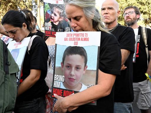 Familienangehörige der Geiseln laufen mit Plakaten der Vermissten durch Jerusalem, Israel am 6. November 2023.