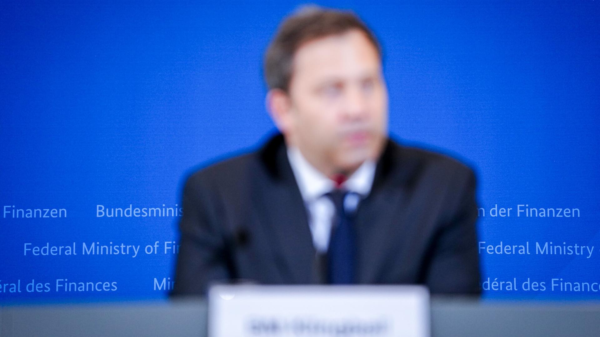 Lars Klingbeil sitzt bei einer Pressekonferenz. Die Aufnahme ist verschwommen, es ist nur die Silouette von Klingbeil zu erkennen. 