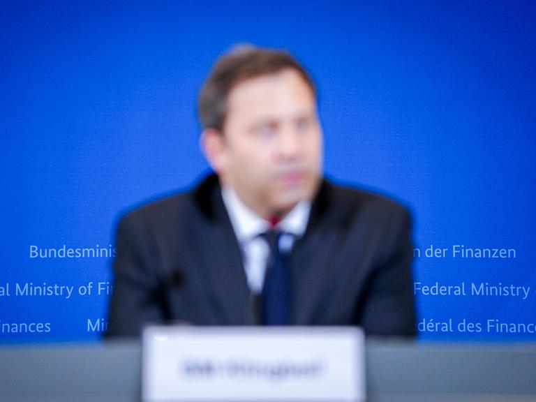 Lars Klingbeil sitzt bei einer Pressekonferenz. Die Aufnahme ist verschwommen, es ist nur die Silouette von Klingbeil zu erkennen. 