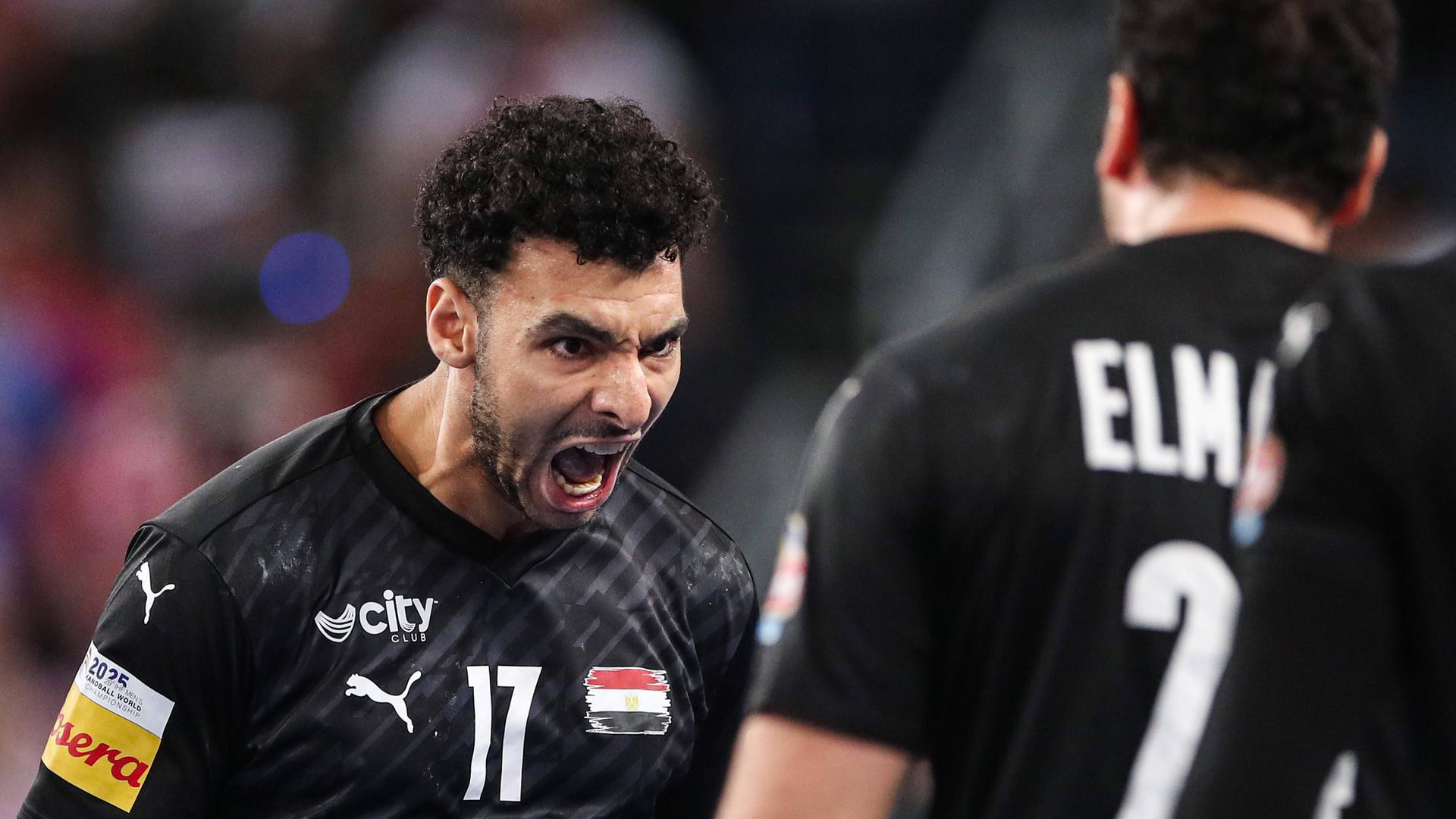 Der ägyptische Handball-Nationalspieler Ahmed Khairi jubelt bei der WM. 