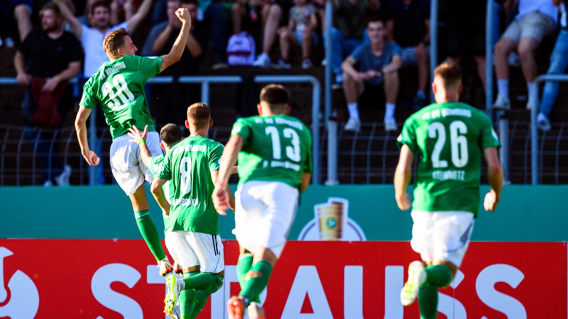 Homburgs Michael Heilig (links) jubelt nach seinem Treffer zum 2:0 mit den Teamkollegen. Homburgs Michael Heilig (links) jubelt nach seinem Treffer zum 2:0 mit den Teamkollegen.