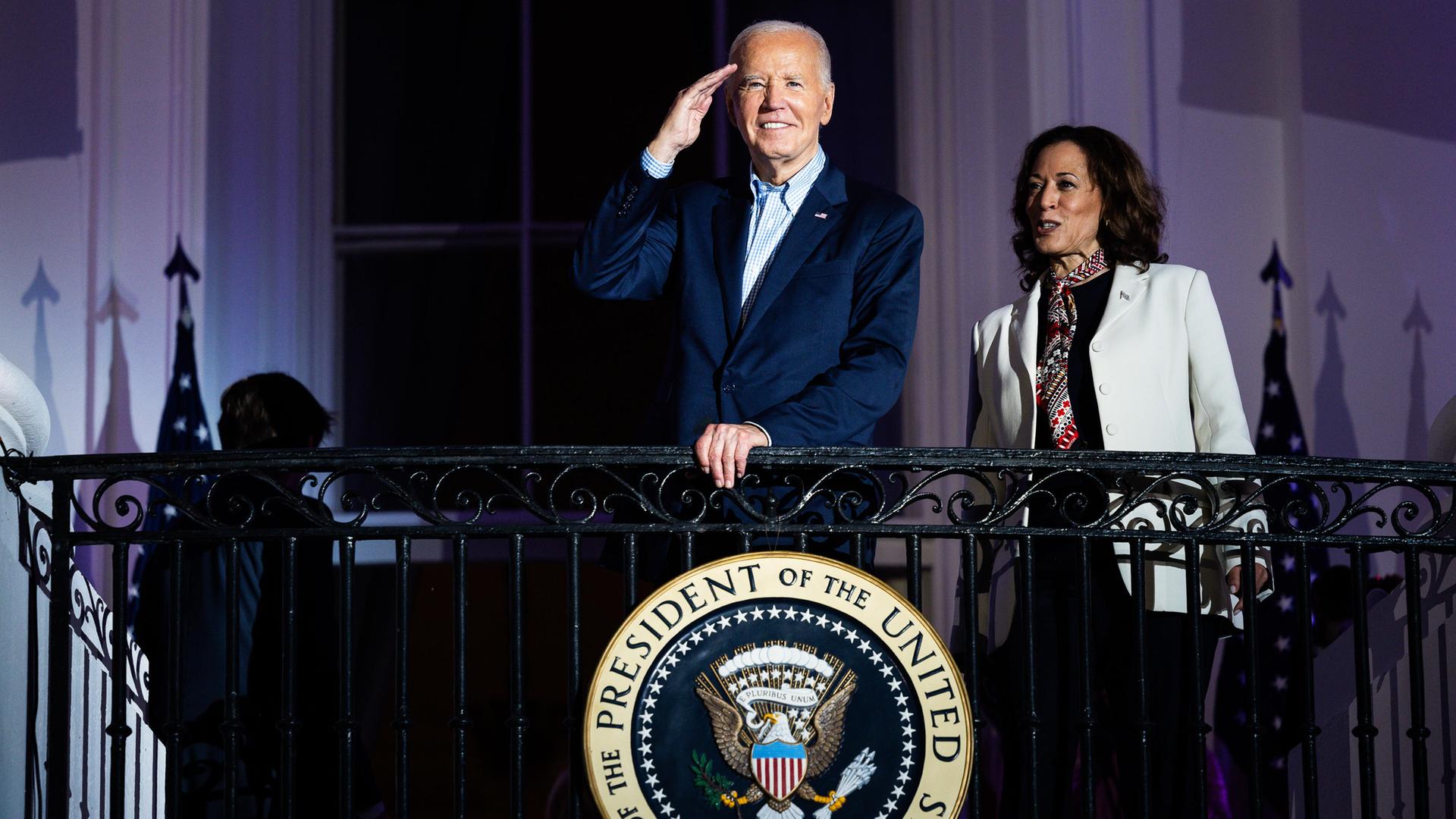 Us-Präsident Joe Biden und Vizepräsidentin Kamala Harris stehen gemeinsam auf dem Balkon des Weißen Hauses zur Feier des 4. Juli in den USA.