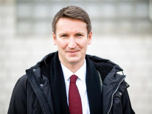 Patrick Sensburg (CDU), Mitglied des Bundestags, posiert vor dem Stadion Grosse Wiese für ein Porträt. Die Delegierten der CDU im Hochsauerlandkreis entscheiden über den Kandidaten zur Bundestagswahl.