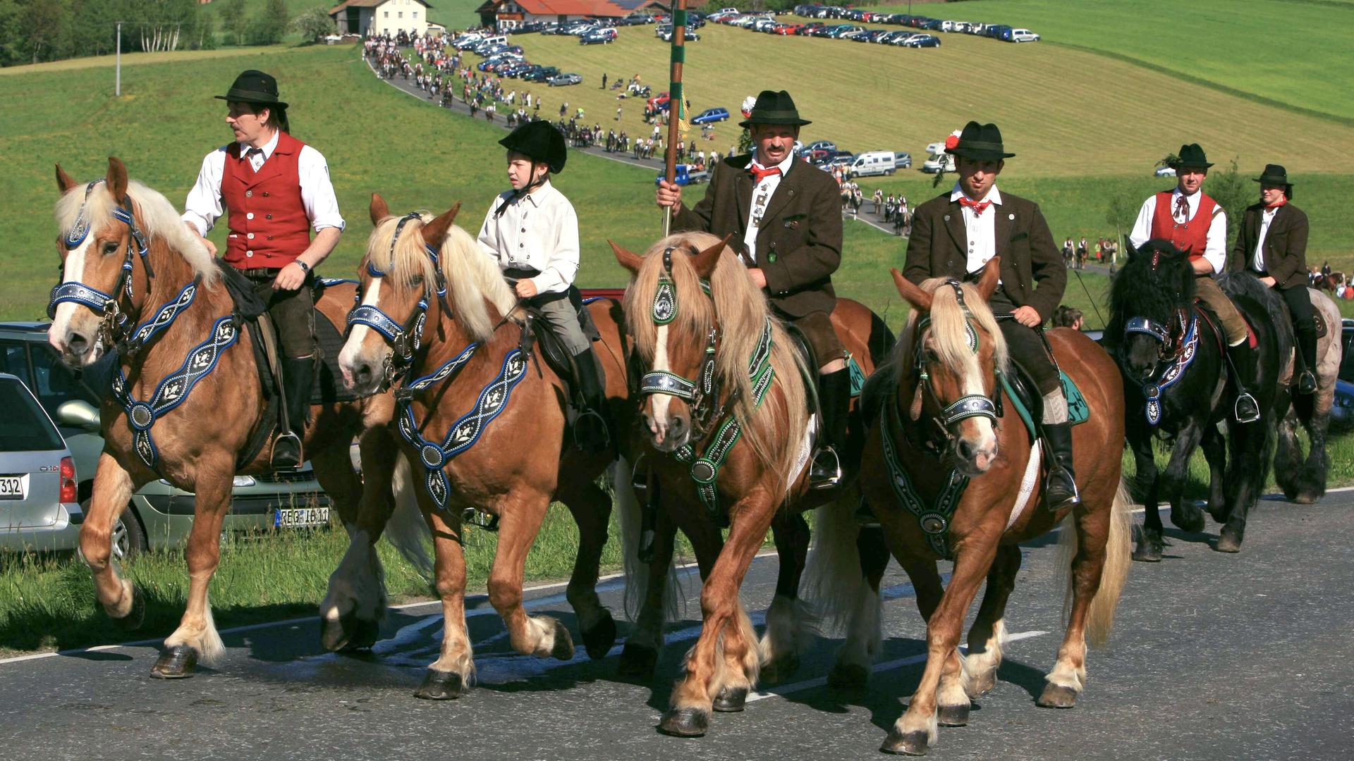 Reiter auf ihren geschmückten Pferden nehmen nahe Bad Kötzting (Oberpfalz) am traditionellen Pfingstritt teil. Reiter auf ihren geschmückten Pferden nehmen nahe Bad Kötzting (Oberpfalz) am traditionellen Pfingstritt teil.