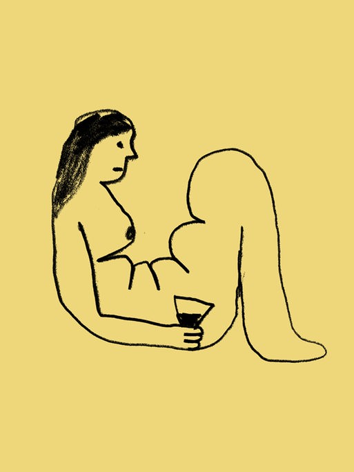 Eine Frau mit seltsamen Knubbeln am Unterkörper liegt halb gelassen/halb ein wenig traurig mit einem Glas Wein in der Hand auf dem Boden.