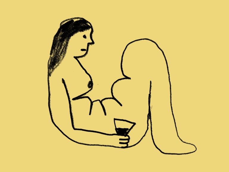 Eine Frau mit seltsamen Knubbeln am Unterkörper liegt halb gelassen/halb ein wenig traurig mit einem Glas Wein in der Hand auf dem Boden.