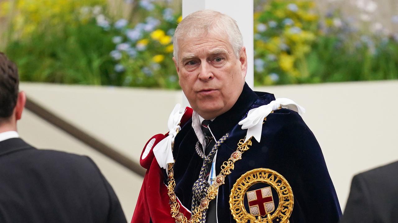 Ein Portrait von Prinz Andrew. Er trägt eine Uniform. Ein Portrait von Prinz Andrew. Er trägt eine Uniform.