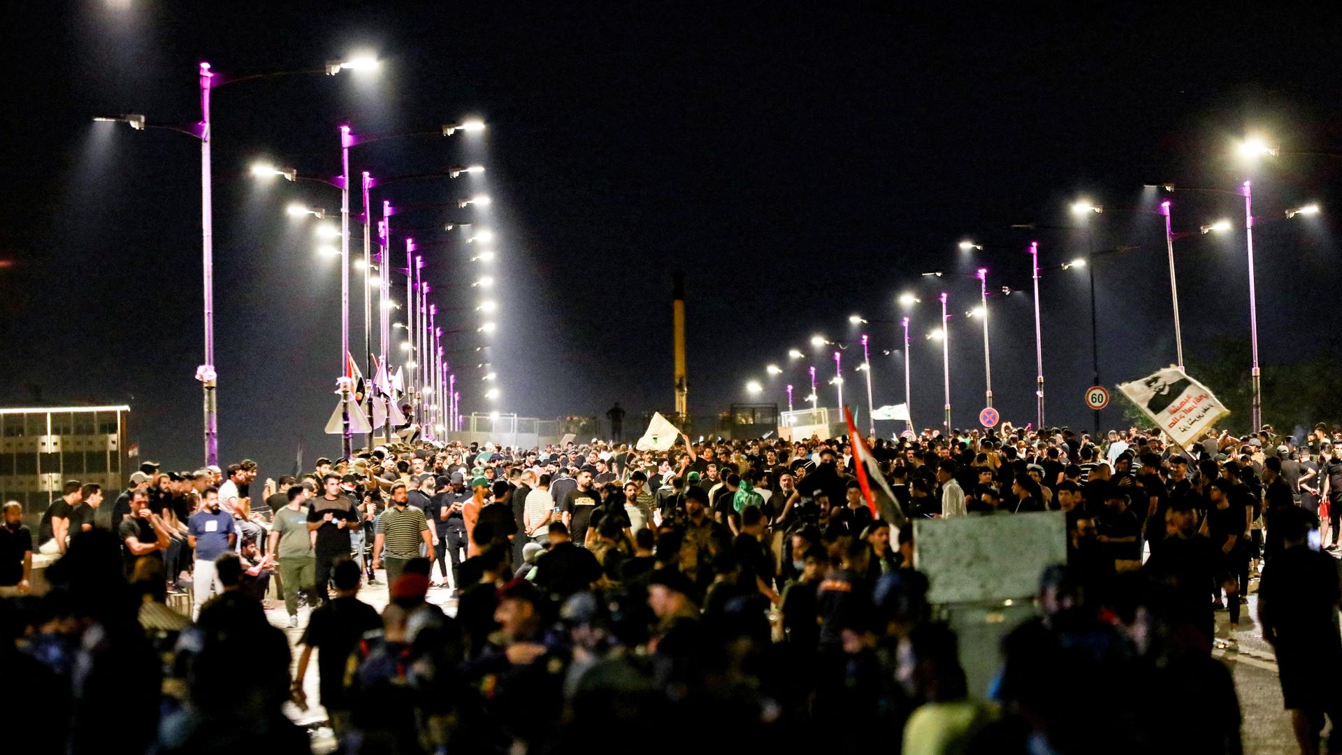 Menschen protestieren in der Nähe der Grünen Zone von Bagdad.