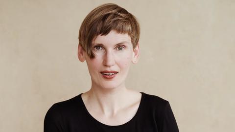 Porträt der Philosophin Eva von Redecker.