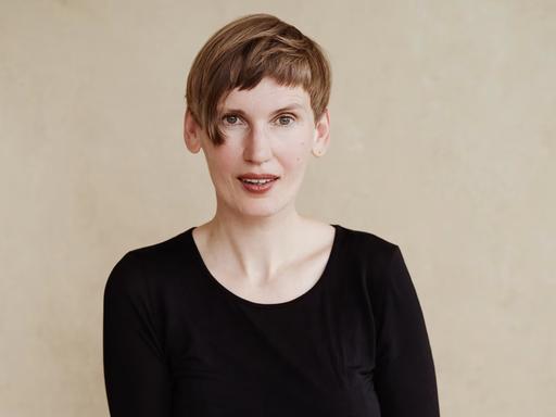 Porträt der Philosophin Eva von Redecker.