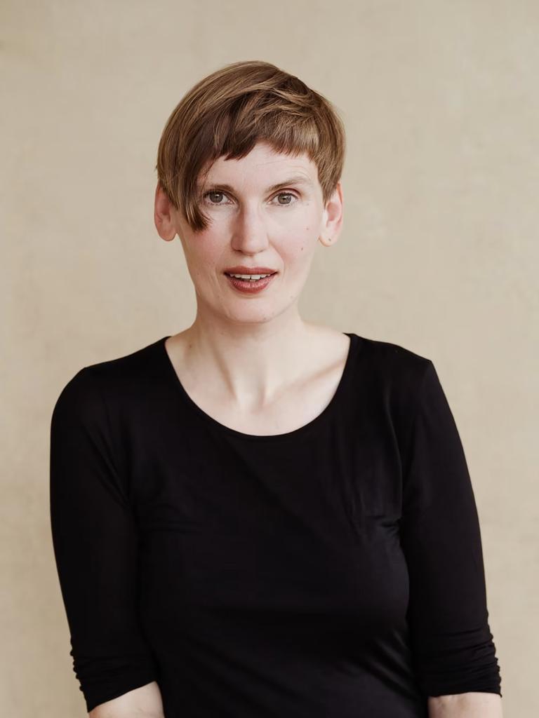 Porträt der Philosophin Eva von Redecker.