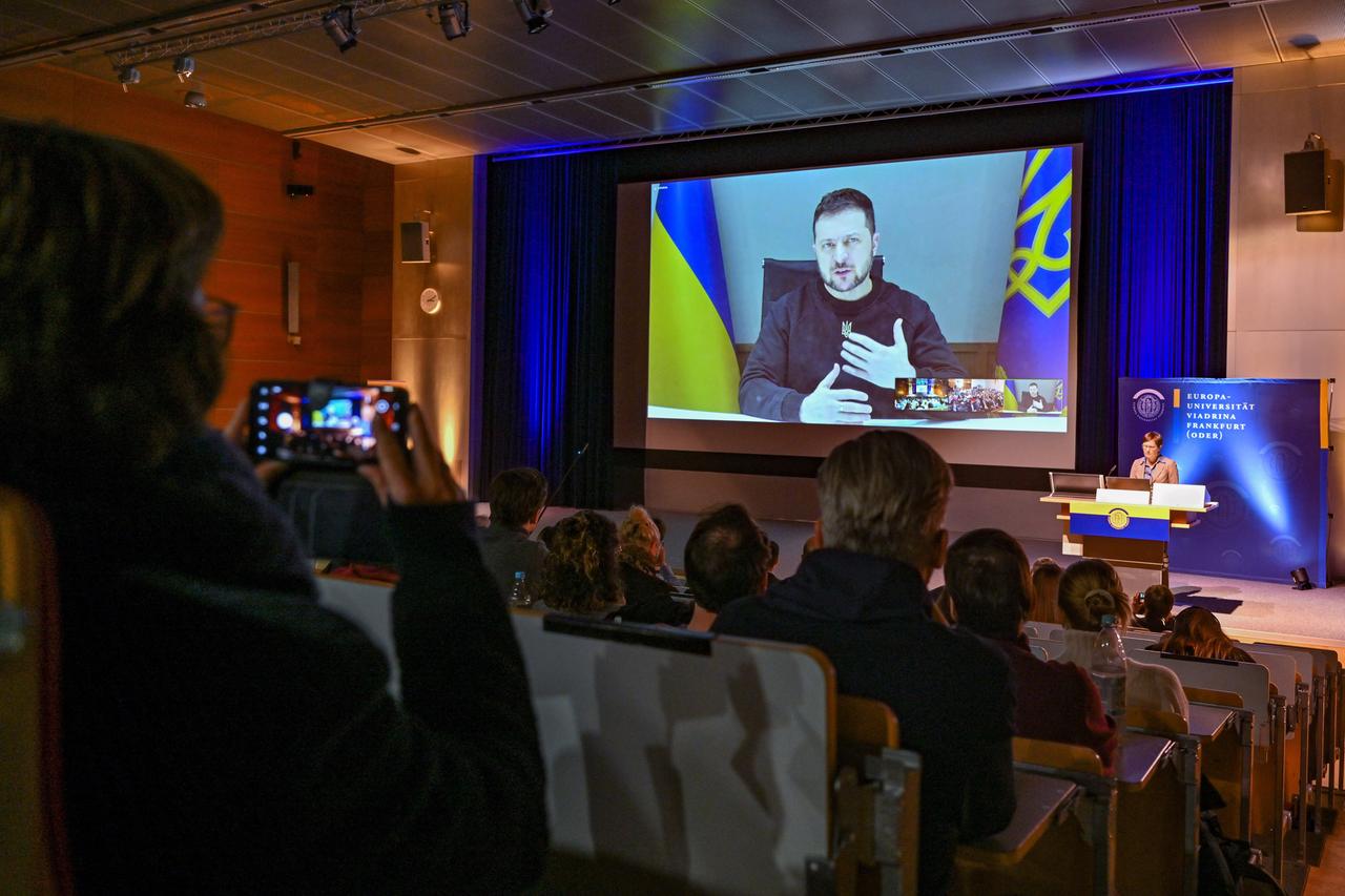 Wolodymyr Selenskyj, Präsident der Ukraine, spricht über eine Videoverbindung mit Studierenden in einem Hörsaal der Europa-Universität Viadrina Frankfurt (Oder).
