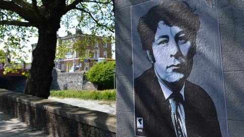 An einer Hauswand n Dublin hängt ein Poster des berühmten Dichters Seamus Heaney.