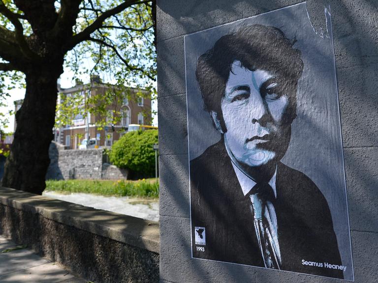 An einer Hauswand n Dublin hängt ein Poster des berühmten Dichters Seamus Heaney.