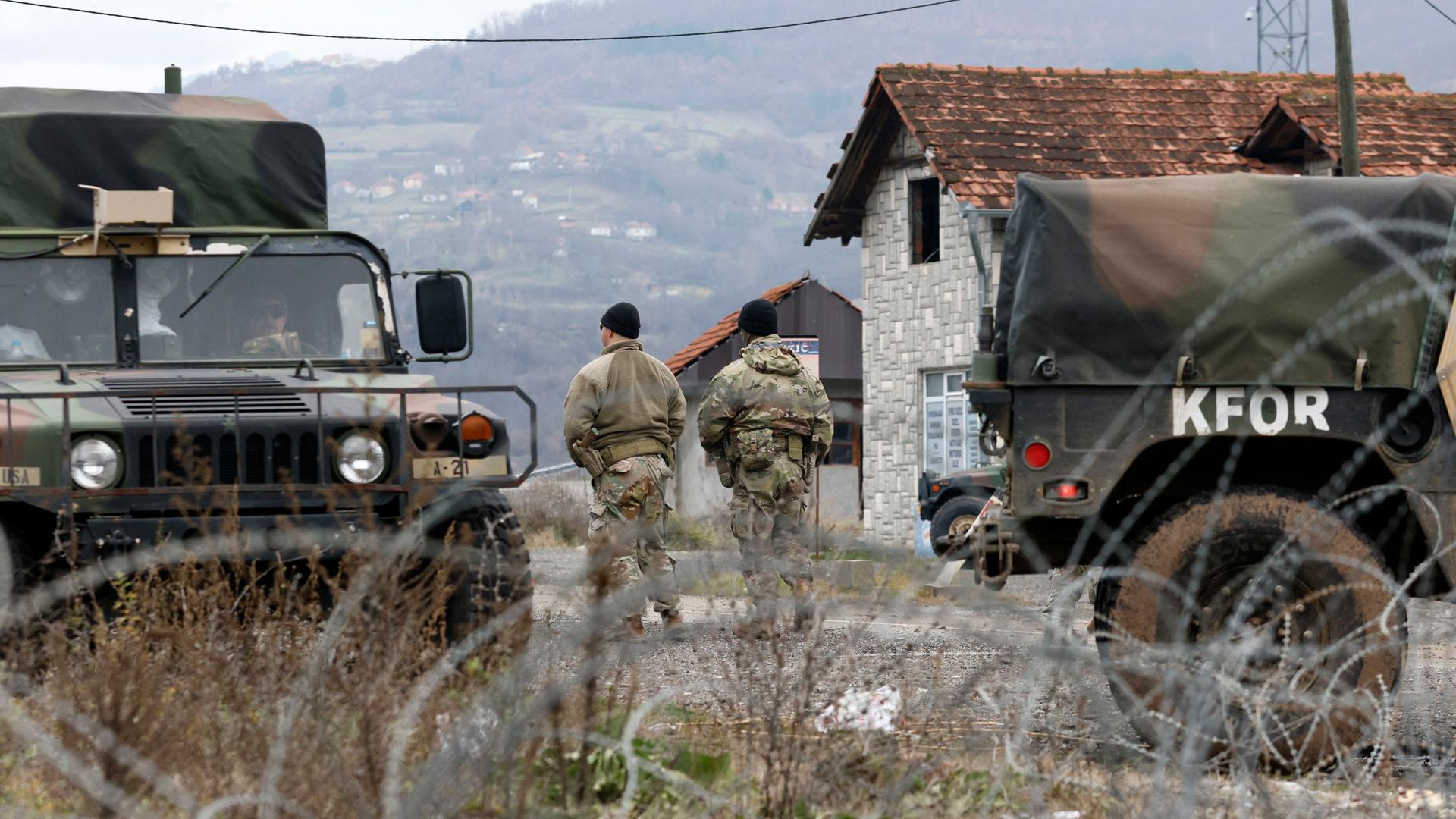 US-Soldaten, die in der NATO-geführten Friedenstruppe KFOR dienen, bewachen einen Kontrollpunkt an der Straße in der Nähe des nördlichen Kosovo-Grenzübergangs von Jarinje, entlang der Grenze zwischen dem Kosovo und Serbien.