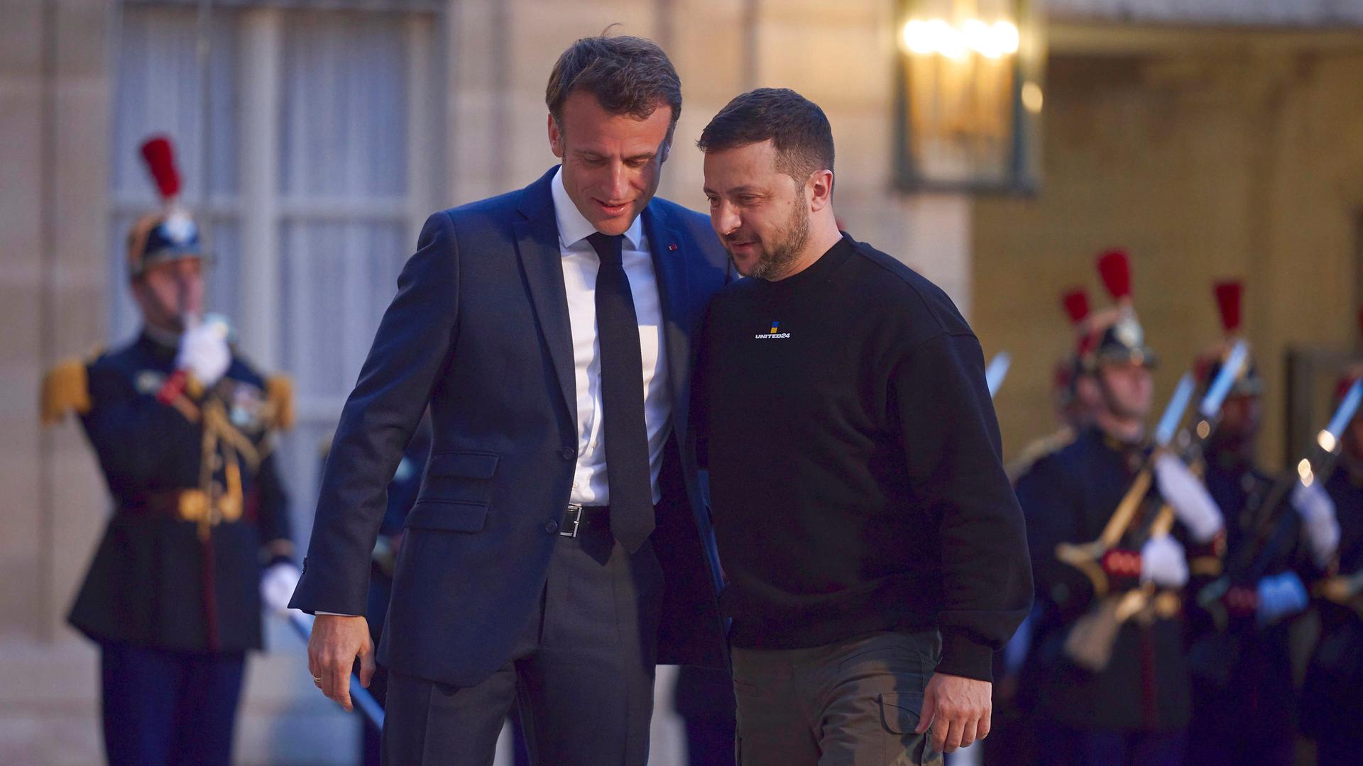 Der französische Präsident Emmanuel Macron begrüßt den ukrainischen Präsidenten Wolodymyr Selenskyj im Elysee Palast im Mai 2023.